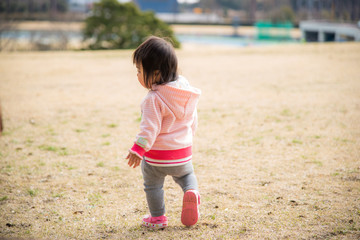 ・後ろ姿・赤ちゃん・歩く