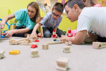 Kinder in der Kita spielen zusammen
