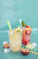 Kalter Cocktail mit Passionsfrucht