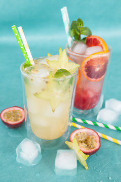 Kalter Cocktail mit Passionsfrucht