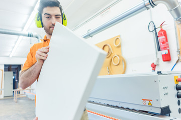 Tischler prüfen bei Qualitätskontrolle ein Werkstück 