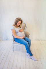 Fototapeta na wymiar Young pregnant woman sitting