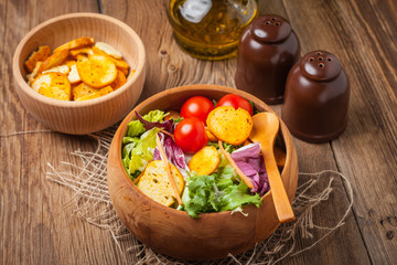 Mixed salad with croutons.