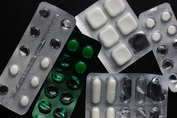 The tablets are scattered on the table. The season of the common cold and the virus.