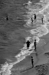 Fototapeta na wymiar People enjoying the sea in silhouette.