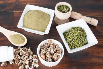 Seeds, leaves and moringa powder - Moringa oleifera