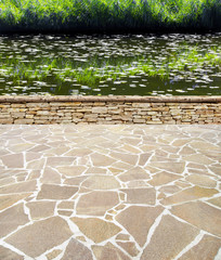 Schöne Teichterrasse mit Natursteinplatten