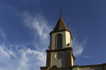 Fototapeta na wymiar Torre de igreja com céu azul