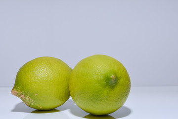Zitronen auf weiß