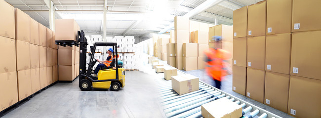 Versand und Logistik im Warenlager einer Spedition - Lieferung von Paketen im Onlinehandel // transport and logistics in a warehouse - obrazy, fototapety, plakaty
