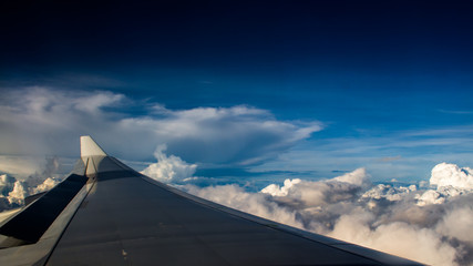 Fototapeta na wymiar ala de avión en el cielo