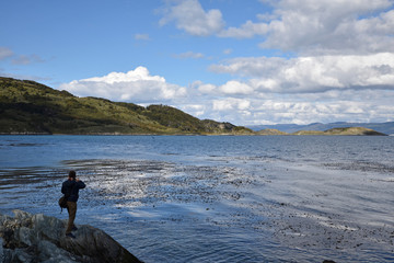 Randonneur dans le canal de Beagle en Argentine