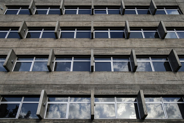 ventana y cielo edificios