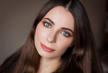 Naklejka premium Face, blue eyes, smile, beige background