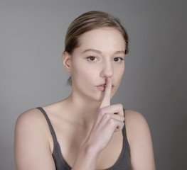 junge frau bittet um Ruhe