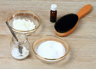 Homemade dry shampoo, cornstarch, baking soda, cocoa for brunette