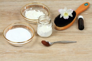 Homemade dry shampoo, cornstarch, baking soda, cocoa for brunette