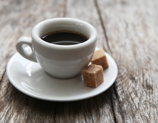 café et petits sucres brun