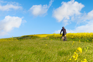 homme faisant du vtt au printemps 