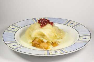 Dampfnudeln auf Teller serviert