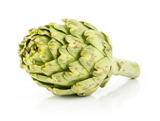 Obraz premium Fresh globe artichoke isolated on white background one raw green.