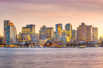 Naklejka premium Panorama widok Boston linia horyzontu z drapaczami chmur przy zmierzchem w Stany Zjednoczone