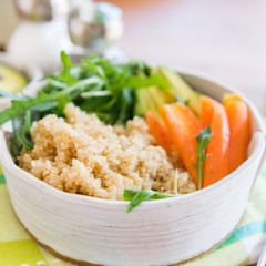 Healthy Detox Dinner with Quinoa, Carrots, Avocado and Rocket sa