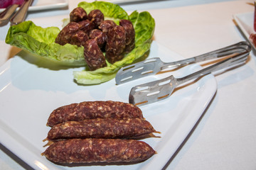 Wurst und Salami aus Italien und Salatblatt auf Teller