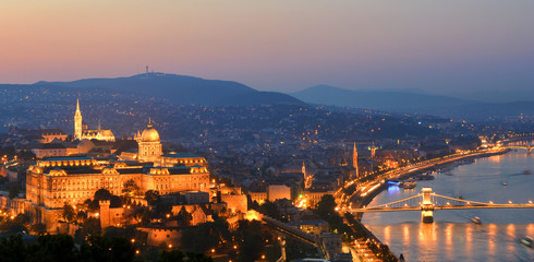 Fototapeta na wymiar Royal castle, Danube river, Buda hills in Budapest at night