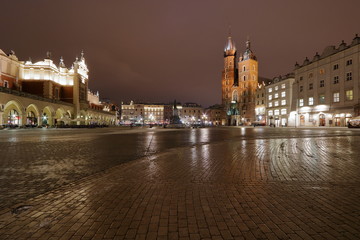 Rynek w Krakowie, Polska, nocą, podświetlone zabytkowe budowle, mokra płyta rynku, po deszczu, ładne świetlne refleksy © Wioletta