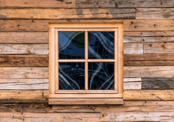 Obraz na płótnie Canvas Holzfenster an einem Holzhaus