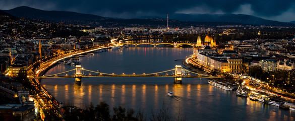 Blick auf Budapester Altstadt und Parlament © Richard