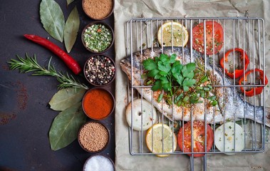Grilled fish with spices and vegetables