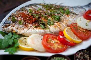 Grilled fish with spices and vegetables