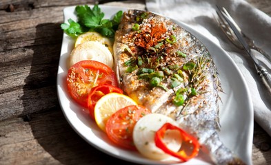 Grilled fish with spices and vegetables