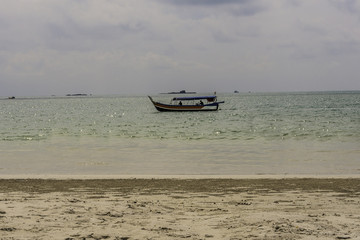 Obraz premium typical boat ride on the beach cenang langkawi malaysia