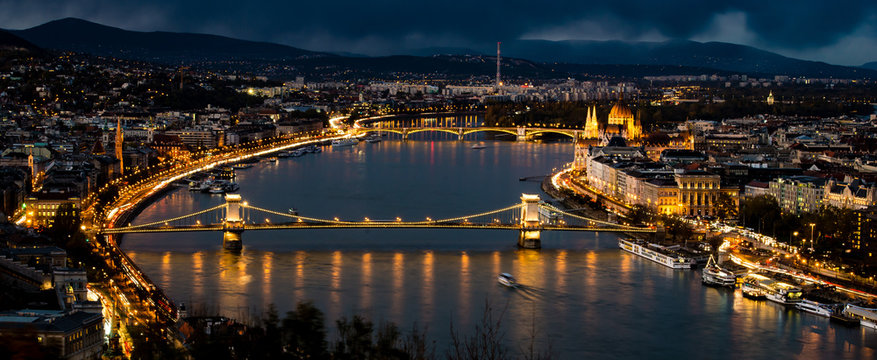 Blick auf Budapester Altstadt und Parlament