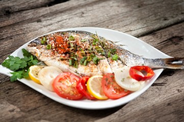 Grilled fish with spices and vegetables