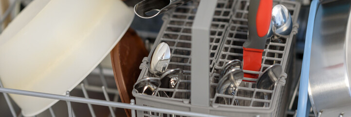 Sauberes Geschirr in der Spülmaschine