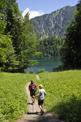 Naklejka premium wanderer im allgäu am freibergsee