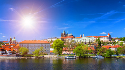 Obraz premium Zamek Praski i Katedra Świętego Wita w Czechach. Widok panoramiczny