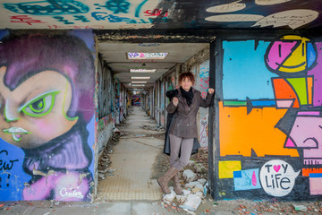Obraz na płótnie Canvas Femme dans un bâtiment abandonné Urbex