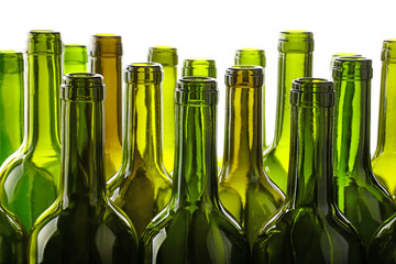 Bouteilles de vin en verre vert vide isolated on white