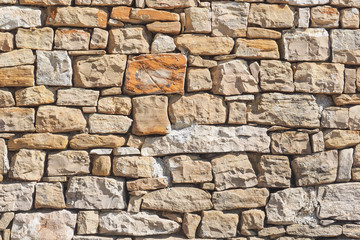 Mauer aus grobem Sandstein als Hintergrund