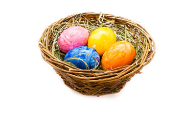 Osternest mit Ostereier  eier  osterei ei isoliert freigestellt auf weißen Hintergrund, Freisteller
