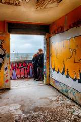 Femme et fillette dans un bâtiment abandonné Urbex
