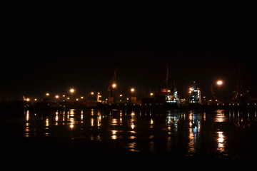 Fototapeta na wymiar Ice drift in the night port