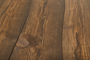Naklejka premium Brown scratched wooden cutting board. Wood texture