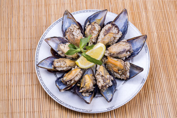 Stuffed mussels (midye dolma)