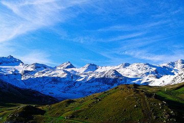 Fototapeta na wymiar La montagne au Soleil